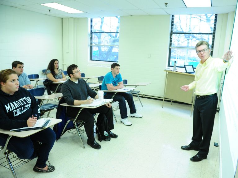 faculty member teaching graduate level Environmental Engineering class