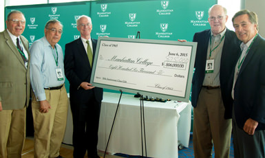 President O'Donnell accepts Anniversary Class Gift. 